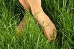 pies descalzos en el pasto